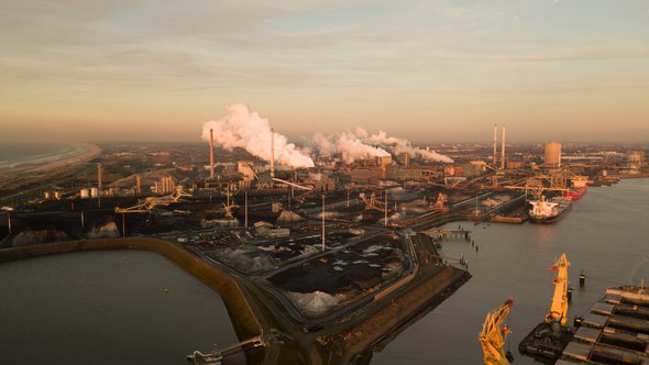 TATA Steel, IJmuiden door MyStockVideo (bron: Shutterstock)