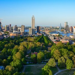Zicht op Rotterdam vanaf de Euromast door Alexandre.ROSA (bron: Shutterstock)