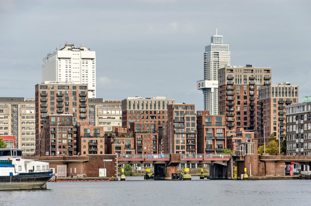 Rotterdam, The Netherlands, October 3, 2021: Coolhaven harbour with a bridge and the recently completed Little C residential project door Frans Blok (bron: shutterstock)