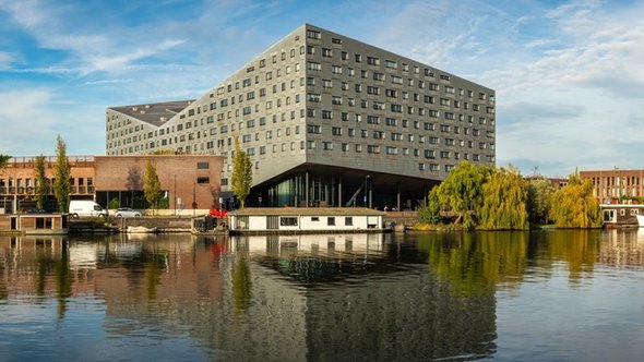 Panorama van het Oostelijk Havengebied in Amsterdam door Milos Ruzicka (bron: Shutterstock)