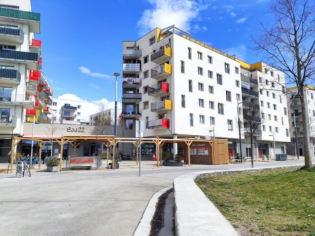 Plein met kantoor Gebiedsbeheerteam in Aspern Seestadt, Wenen door Céline Janssen (bron: Céline Janssen)