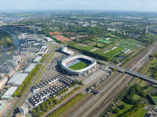 Rotterdam, 17 september 2022, Nederland. Stadion Feijenoord, de Kuip. door Make more Aerials (bron: Shutterstock)