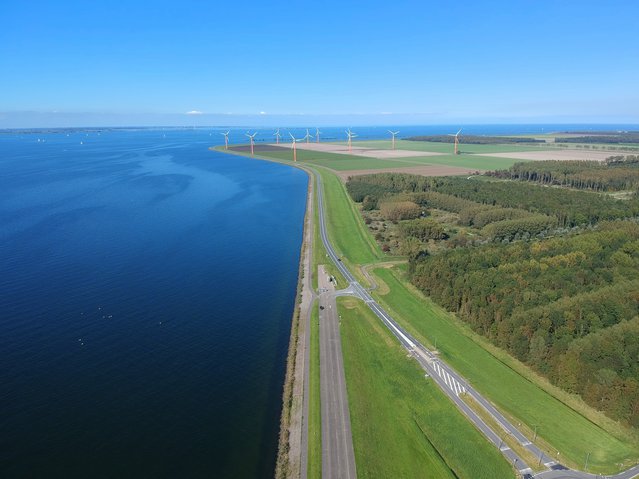 Aerial (drone) view of a Dutch dike and in the polder of Flevoland (Almere Poort), The Netherlands. door Jarretera (bron: Shutterstock)