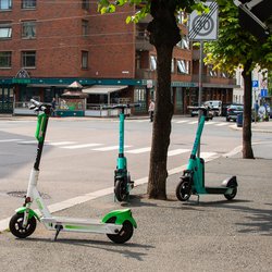 Rondslingerende deelscooters in Oslo, Noorwegen door tufo (Shutterstock)