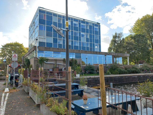 Pension Homeland op het Marineterrein, Amsterdam door Ceescamel (bron: Wikimedia Commons)