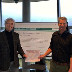 Overhandiging handreiking aan stichting CAS door Stichting CAS (bron: Stichting CAS)