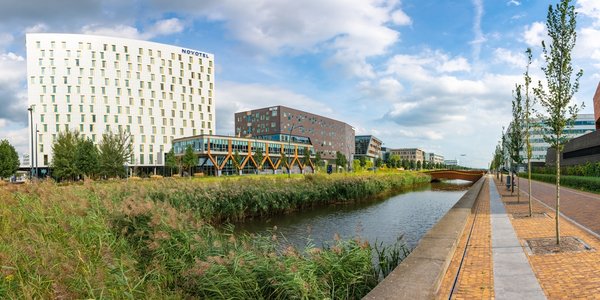 Panorama van Hoofddorp met gracht en moderne gebouwen door Milos Ruzicka (bron: Shutterstock)