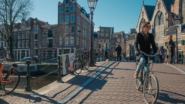 Fietser in Amsterdam door tovsla (bron: Shutterstock)