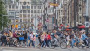 People crossing the street at Damrak in Amsterdam door 4kclips (bron: Shutterstock)