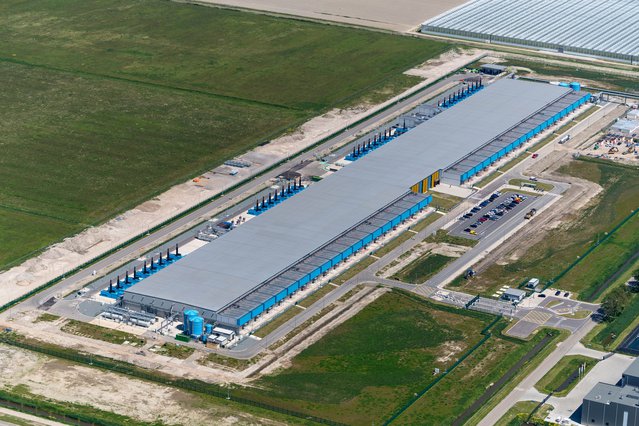 2 June 2021, Middenmeer, Holland. Aerial view of new Google and Netflix datacenter HPE Nimble near Wieringerwerf, Netherlands.-min door Aerovista Luchtfotografie (bron: Shutterstock)