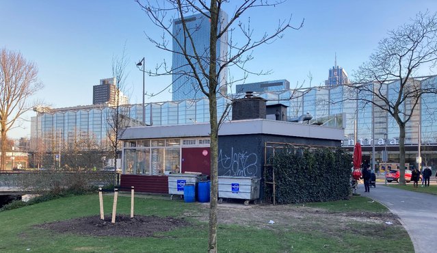 De Konak Döner Kebab met op de achtergrond Rotterdam Centraal door Dries Zimmermann (bron: Dries Zimmermann)