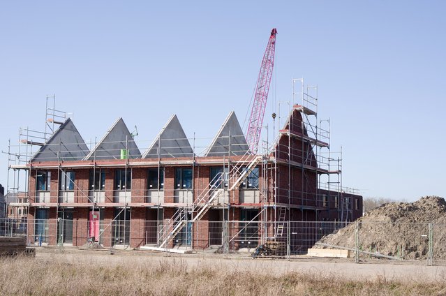 Rijtjeshuizen in aanbouw in Arnhem, Nederland door Marcel Rommens (bron: Shutterstock)