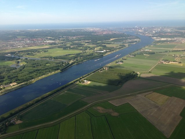 Luchtfoto van het Noordzeekanaal door Travel Telly (bron: Shutterstock)