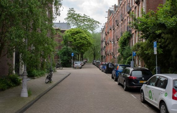 Kazernestraat At Amsterdam The Netherlands 24-5-2024 door Dutchmen Photography (bron: Shutterstock)