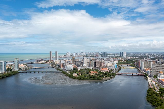 Zicht op het oude Recife, Brazilië, met links de Mauricio-Nassau brug (circa 1640) door Luuk Kramer (bron: Nederlandse Waterwerken Wereldwijd)