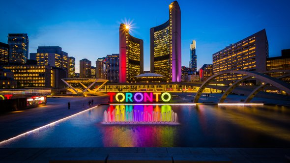 Zicht op Nathan Phillips Square en Toronto Logo, 's Nachts in het centrum door Jon Bilous (bron: shutterstock)