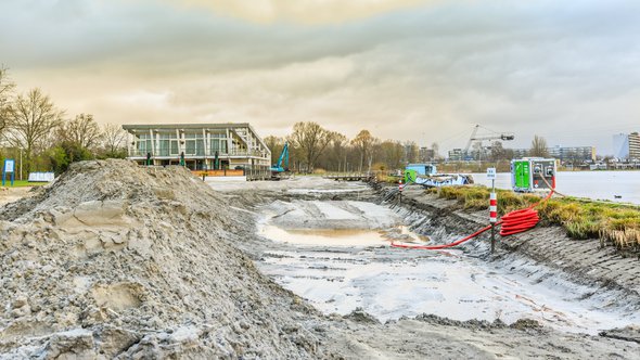 Zegerplas, Wet'n Wild, Alphen aan den Rijn, South Holland, Netherlands, March 19 2019: Remediation of contaminated soil and restoration of water bottom, outdoor swimming pool and sandy beach door Photodigitaal.nl (bron: shutterstock)