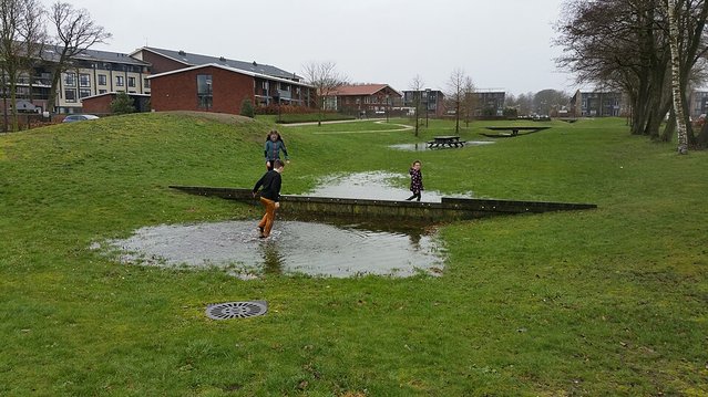 Spelen in de wadi in Bijsteren, Putten door Nanda Sluijsmans (bron: Wikimedia Commons)