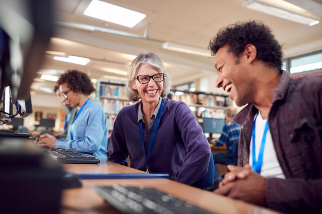 Samenwerken in de bibliotheek door Monkey Business Images (bron: Shutterstock)