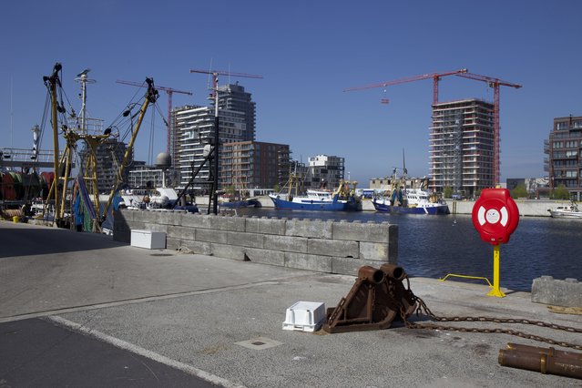 Visserijdok met nog enkele vissersschepen, op de achtergrond de woningbouwontwikkeling door Quirijn Kuchlein (bron: Quirijn Kuchlein)