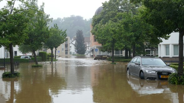 Overstroming in Valkenburg, Limburg door MyStockVideo (bron: Shutterstock)