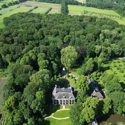 Luchtfoto van het groene gebied van Oud Amelisweerd in Utrecht door corlaffra (bron: Shutterstock)