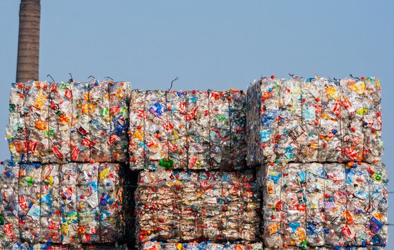 Plastic flessen geperst in recyclingfaciliteit in Arnhem door VanderWolf Images (bron: shutterstock)