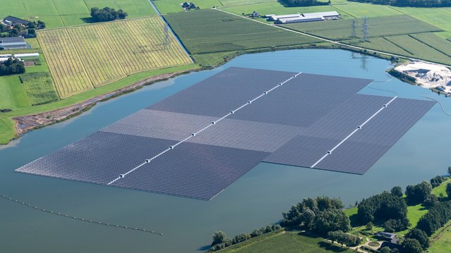 Drijvende zonnepanelen in Zwolle door Aerovista Luchtfotografie (bron: Shutterstock)