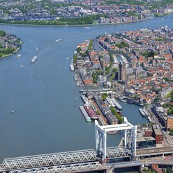 Aerial view of the city Dordrecht with the 'Grote Kerk' (Great Church) which had its origin in 1285, first catholic, later protestant. The tower was never finished. Flag of Dordrecht. The Netherlands door R. de Bruijn_Photography (Shutterstock)