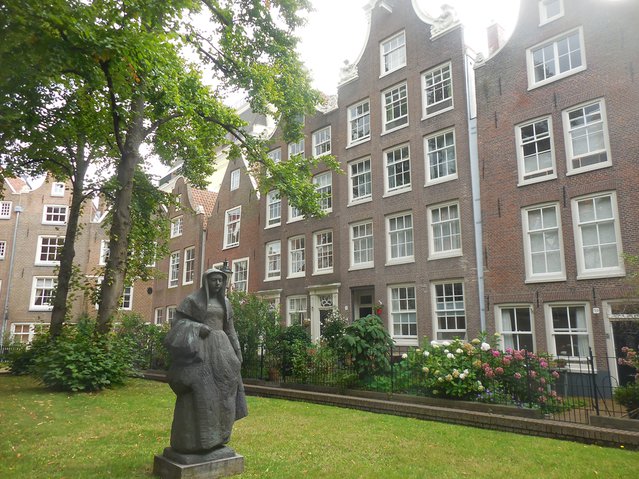 Het Begijnhof Amsterdam Noord-Holland Nederland door Uriel Queiroz (bron: Shutterstock)