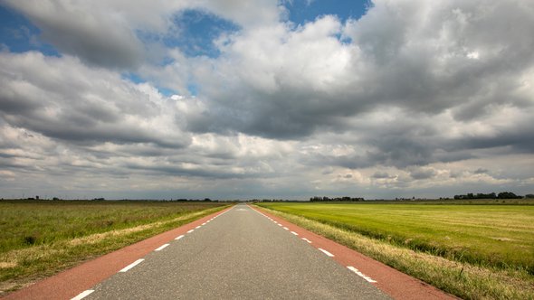 Nederlandse weg met fietspaden door Clara Bastian (bron: shutterstock.com)