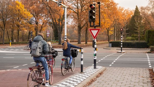 Fietsers wachtend op een stoplicht bij een kruising in Valkenswaard door Lea Rae (bron: shutterstock)