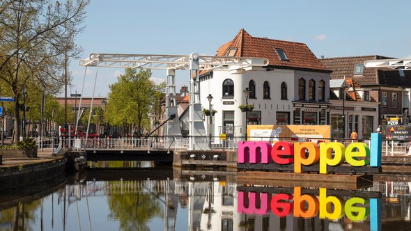 Meppel, Netherlands, May 2, 2022; Cityscape of Meppel with the name of the city in colored letters. door Jan van der Wolf (bron: Shutterstock)