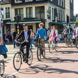 AMSTERDAM, THE NETHERLANDS - JUNE 16, 2016: People riding bicycles in historical part of Amsterdam in a beautiful summer day, The Netherlands on June 16, 2016 door S-F (bron: Shutterstock)