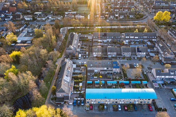 Luchtfoto van woonwijk in Waalwijk door Alseenrodelap.nl - Elco (bron: shutterstock)