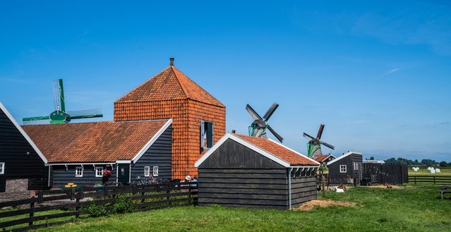Traditionele windmolens en houten boerderijen met oranje dak door ESstock (bron: Shutterstock)