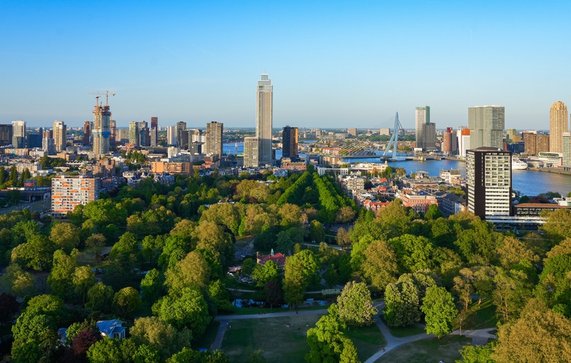 Zicht op Rotterdam vanaf de Euromast door Alexandre.ROSA (bron: Shutterstock)
