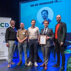 Uitreiking MCD scriptieprijs door Christiaan Gorzeman (bron: MCD)