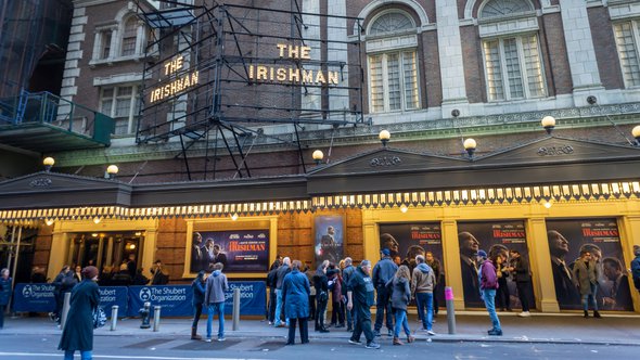 Mensen voor de ingang van het theater door rblfmr (bron: Shutterstock)