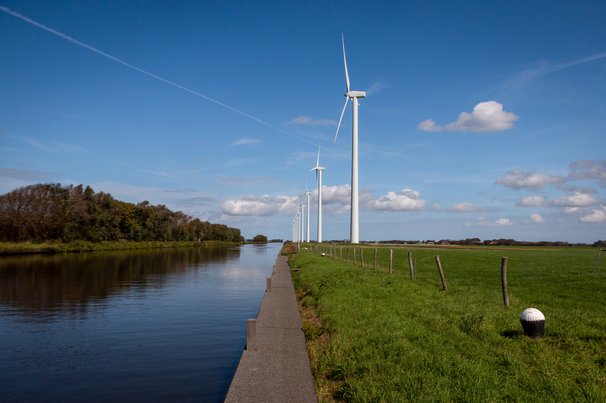 Windturbines aan de rand van het kanaal in de provincie Noord-Holland door Hulshof pictures (bron: shutterstock)