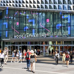 Mensen die de ingang van winkelcentrum Hoog Catharijne in het stadscentrum in- en uitgaan door Ceri Breeze (bron: Shutterstock)