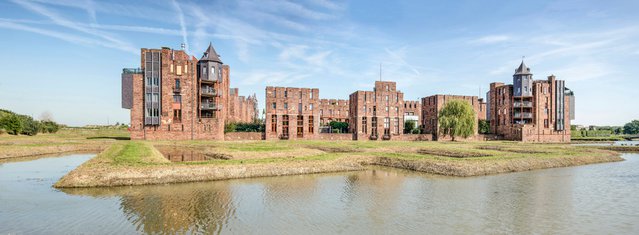 Panoramisch zicht op postmodern kasteelachtig complex Lelienhuyze, Den Bosch door Frans Blok (bron: Shutterstock)