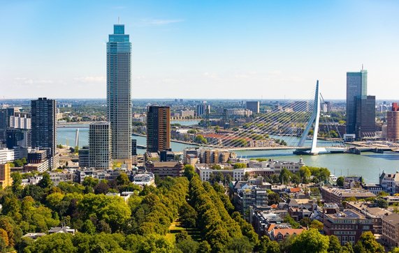 Panorama van Rotterdam met uitzicht op de Erasmusbrug door BearFotos (bron: Shutterstock)