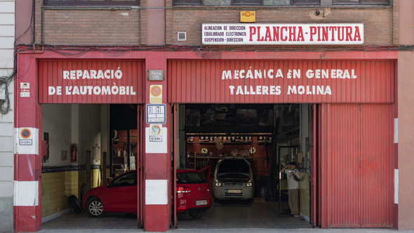 Barcelona - autogarage door adolf martinez soler (bron: Shutterstock)