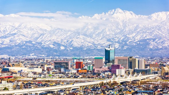 Toyama, Japan Skyline with Tateyama Mountain. door Sean Pavone (bron: shutterstock)