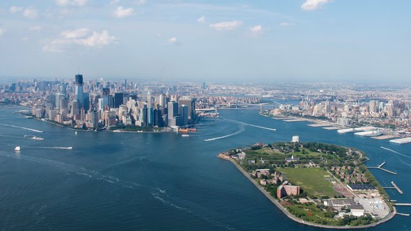 New York City met het Governors Island door Rene Pi (bron: Shutterstock)