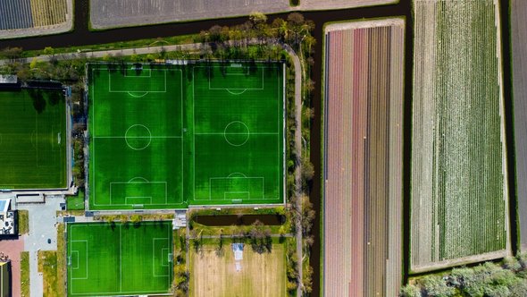 Voetbalvelden tussen tulpen en kanalen. door Ivan Vasylyev (bron: shutterstock)