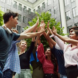 Studenten op campus door Master1305 (bron: Shutterstock)