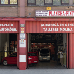 Barcelona - autogarage door adolf martinez soler (bron: Shutterstock)