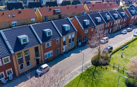 Woningen aan het groen door fokke baarssen (bron: Shutterstock)